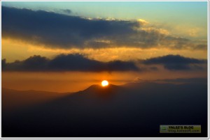 云南昆明东川红土地打马坎日出